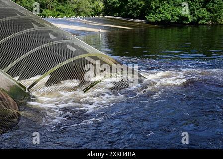 Landy Wasserkraftwerk Archimedes Doppelschneckenturbinen auf dem Dart Wehr bei Totnes, South Devon, der Gezeitengrenze des Flusses. Stockfoto