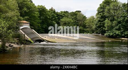 Landy Wasserkraftwerk Archimedes Doppelschneckenturbinen auf dem Dart Wehr bei Totnes, South Devon, der Gezeitengrenze des Flusses. Stockfoto