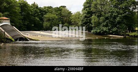 Landy Wasserkraftwerk Archimedes Doppelschneckenturbinen auf dem Dart Wehr bei Totnes, South Devon, der Gezeitengrenze des Flusses. Stockfoto