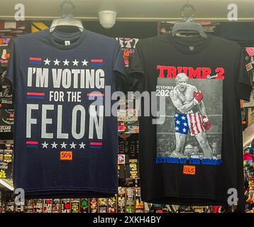 Ocean City, USA. Juli 2024. Elect Donald Trump T-Shirts sind ein beliebter Artikel, der in Touristenläden und Neuheiten während der Sommerferien in Ocean City, Maryland, am 12. Juli 2024 verkauft wird. (Foto: Robyn Stevens Brody/SIPA USA) Credit: SIPA USA/Alamy Live News Stockfoto