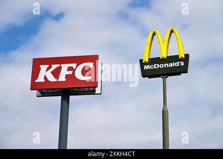 Werbesäule von KFC und Mc Donalds Stockfoto