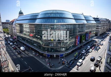 Berlin, Deutschland. Juli 2024. Das luxuriöse Kaufhaus Galeries Lafayette an der Friedrichstraße in Berlin-Mitte. Die französische Kaufhauskette Galeries Lafayette schließt Ende Juli 2024 ihre Berliner Filiale im Quartier 207. Der Berliner Senat erwägt, die Zentral- und Landesbibliothek Berlin (ZLB) in den Gebäudekomplex einzuziehen. Quelle: Bernd von Jutrczenka/dpa/Alamy Live News Stockfoto