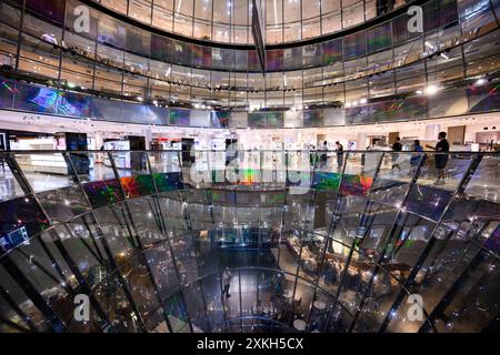 Berlin, Deutschland. Juli 2024. Kunden laufen durch das Luxuskaufhaus Galeries Lafayette in der Friedrichstraße in Berlin-Mitte. Die französische Kaufhauskette Galeries Lafayette schließt Ende Juli 2024 ihre Berliner Filiale im Quartier 207. Der Berliner Senat erwägt, die Zentral- und Landesbibliothek Berlin (ZLB) in den Gebäudekomplex einzuziehen. Quelle: Bernd von Jutrczenka/dpa/Alamy Live News Stockfoto