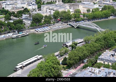 Paris, Frankreich. Juli 2024. Vor den Olympischen Sommerspielen, Olympia Paris 2024, Blick auf die seine vom Eiffelturm. Quelle: Sina Schuldt/dpa/Alamy Live News Stockfoto