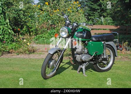 09.08.2014 MZ TS 150 Deutschland/Sachsen Anhalt/Altmark/Altmarkkreis Salzwedel/Stadt Klötze/Ortsteil Kunrau/Motorrad/MZ TS 150 Trophy Sport/Baujahr 1984/Dunkelgrün *** 09 08 2014 MZ TS 150 Germany Sachsen Anhalt Altmark Altmarkkreis Salzwedel Stadt Klötze Ortsteil Kunrau Motorrad MZ TS 150 Trophy Sport Jahr 1984 Dunkelgrün Stockfoto