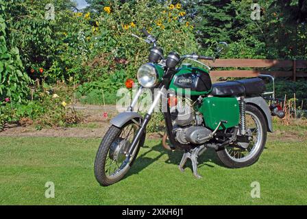 09.08.2014 MZ TS 150 Deutschland/Sachsen Anhalt/Altmark/Altmarkkreis Salzwedel/Stadt Klötze/Ortsteil Kunrau/Motorrad/MZ TS 150 Trophy Sport/Baujahr 1984/Dunkelgrün *** 09 08 2014 MZ TS 150 Germany Sachsen Anhalt Altmark Altmarkkreis Salzwedel Stadt Klötze Ortsteil Kunrau Motorrad MZ TS 150 Trophy Sport Jahr 1984 Dunkelgrün Stockfoto