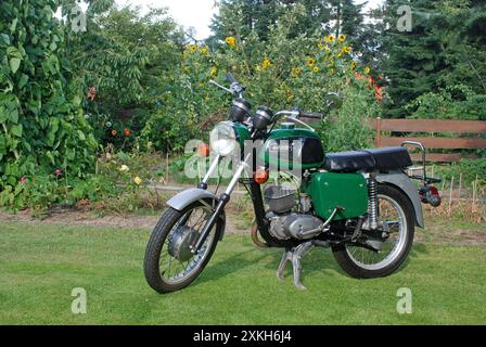 09.08.2014 MZ TS 150 Deutschland/Sachsen Anhalt/Altmark/Altmarkkreis Salzwedel/Stadt Klötze/Ortsteil Kunrau/Motorrad/MZ TS 150 Trophy Sport/Baujahr 1984/Dunkelgrün *** 09 08 2014 MZ TS 150 Germany Sachsen Anhalt Altmark Altmarkkreis Salzwedel Stadt Klötze Ortsteil Kunrau Motorrad MZ TS 150 Trophy Sport Jahr 1984 Dunkelgrün Stockfoto