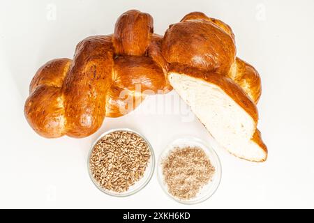 Weiches, frisches Schweinebundbrötchen mit Zutaten auf einem weißen Tisch. Hochwertige Fotos Stockfoto