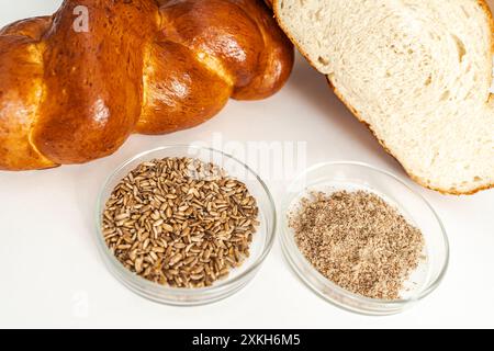 Weiches, frisches Schweinebundbrötchen mit Zutaten auf einem weißen Tisch. Hochwertige Fotos Stockfoto