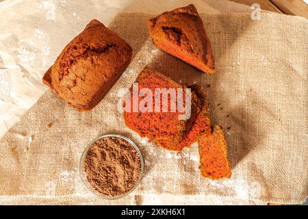 Brot mit Zusatz von Rüben auf Leinwandgewebe. Das Konzept der Brotanreicherung mit nützlichen Zusatzstoffen. Hochwertige Fotos Stockfoto