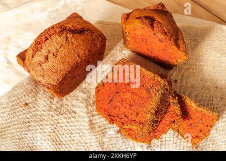 Brot mit Zusatz von Rüben auf Leinwandgewebe. Das Konzept der Brotanreicherung mit nützlichen Zusatzstoffen. Hochwertige Fotos Stockfoto