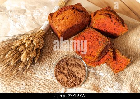 Brot mit Zusatz von Rüben auf Leinwandgewebe. Das Konzept der Brotanreicherung mit nützlichen Zusatzstoffen. Hochwertige Fotos Stockfoto