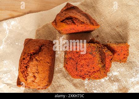 Brot mit Zusatz von Rüben auf Leinwandgewebe. Das Konzept der Brotanreicherung mit nützlichen Zusatzstoffen. Hochwertige Fotos Stockfoto