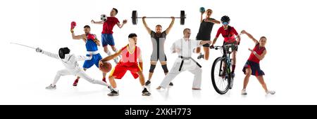 Dynamische Collage. Athleten, die in verschiedenen Sportarten Fechten, Boxen, Fußball, Gewichtheben, Basketball, Karate, Radfahren und Tennis gegen weiß Stockfoto