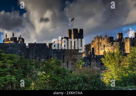 Alnwick Castle ist ein Schloss und Landhaus in Alnwick in der englischen Grafschaft Northumberland. Stockfoto