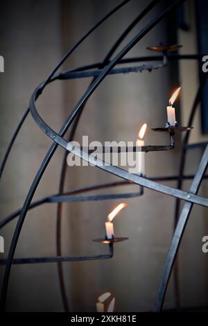 Kerzen werden in der Kathedrale norwich norfolk england verbrannt Stockfoto