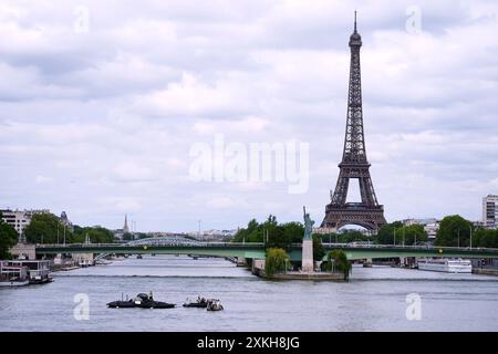 Vorbereitung auf der seine in der Nähe des Eiffelturms, Paris. Die Eröffnungszeremonie der Olympischen Spiele 2024 in Paris findet am Freitag, den 26. Juli, an der seine statt. Bilddatum: Dienstag, 23. Juli 2024. Stockfoto