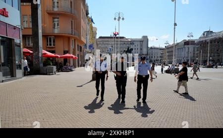 Zagreb, Kroatien. Juli 2024. Chinesische und kroatische Polizeibeamte führen am 23. Juli 2024 eine gemeinsame Patrouille in Zagreb, Kroatien, durch. Die fünfte gemeinsame China-Kroatien-Polizeipatrouille begann hier am 16. Juli, als acht chinesische Polizeibeamte der einmonatigen Mission in Zagreb, Dubrovnik, Zadar und Plitvicer Seen beitraten, vier der beliebtesten Reiseziele Kroatiens. Quelle: Li Xuejun/Xinhua/Alamy Live News Stockfoto