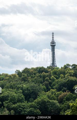 Petrin-Aussichtsturm aus Stahl, erbaut 1891, ähnlich dem kleinen Eiffelturm, auf dem Petrin-Hügel in Prag, der Hauptstadt der Tschechischen Republik Stockfoto