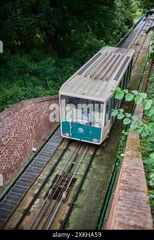 Die Petrin-Standseilbahn verbindet den Stadtteil Malá Strana mit dem Gipfel des Petrin-Hügels in Prag, der Hauptstadt der Tschechischen Republik am 13. Juli 2024 Stockfoto