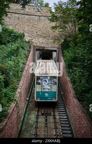 Die Petrin-Standseilbahn verbindet den Stadtteil Malá Strana mit dem Gipfel des Petrin-Hügels in Prag, der Hauptstadt der Tschechischen Republik am 13. Juli 2024 Stockfoto