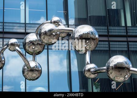 London, Großbritannien. 23. Juli 2024. Detail von „Infinite Accumulation“, 2023, einer monumentalen Skulptur des japanischen Künstlers Yayoi Kusama, die außerhalb des Bahnhofs Liverpool Street installiert wurde, neben einem im Bau befindlichen Neubau namens One Liverpool Street. Kusamas anerkannter Polka Dot wurde 2019 im Rahmen des öffentlichen Kunstprogramms der Crossrail Art Foundation für die Elizabeth-Linie in dreidimensionale, verknüpfte Formen erweitert, die die Umgebung außerhalb des Bahnhofs reflektieren. Quelle: Stephen Chung / Alamy Live News Stockfoto