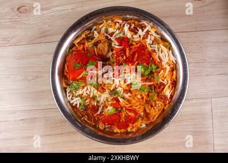 Traditionelles Huhn Dum Biryani mit gemischtem Gemüse serviert mit gemischter Raita, selektiver Fokus Stockfoto