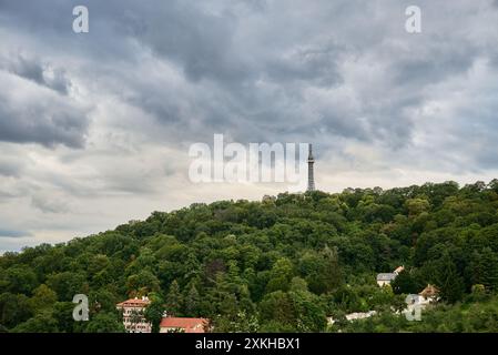 Petrin-Aussichtsturm aus Stahl, erbaut 1891, ähnlich dem kleinen Eiffelturm, auf dem Petrin-Hügel in Prag, der Hauptstadt der Tschechischen Republik Stockfoto