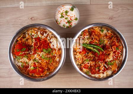Traditionelles Huhn und Gemüse Dumbiryani mit gemischtem Gemüse serviert mit gemischter Raita, selektiver Fokus Stockfoto