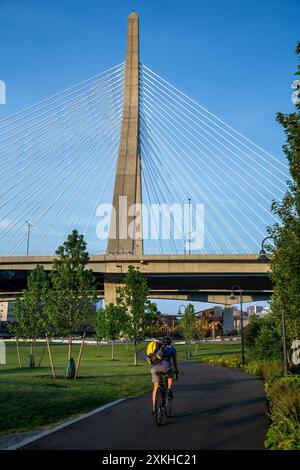 Leonard P. Zakim/Bunker Hill Memorial Bridge (Zakim Bridge) und Radfahrer im Paul Revere Park, Boston, Massachusetts, USA Stockfoto