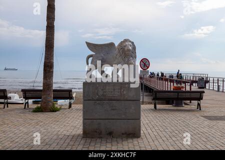 Larnaca, Zypern - 17. Februar 2024: Die Statue des geflügelten Löwen von Venedig (Löwe des Heiligen Markus) am Ende der Promenade Finikoudes vor dem Pier in t Stockfoto