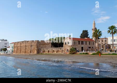 Larnaka, Zypern – 17. Februar 2024: Burg Larnaka und Minarett der Djami-Kebir-Moschee am mittelmeer Stockfoto