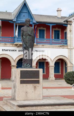 Larnaka, Zypern - 17. Februar 2024: Das Zeno von Citium Monument gegenüber der Bezirksverwaltung Larnaka auf dem Europaplatz. Zeno von Citium war ein He Stockfoto