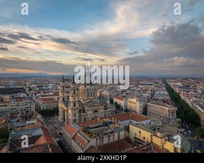 Stephansbasilika im Zentrum von Budapest, Ungarn. Fantastischer Blick aus der Luft bei Sonnenuntergang mit farbenfrohem Himmel. Stockfoto