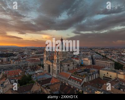 Stephansbasilika im Zentrum von Budapest, Ungarn. Fantastischer Blick aus der Luft bei Sonnenuntergang mit farbenfrohem Himmel. Stockfoto