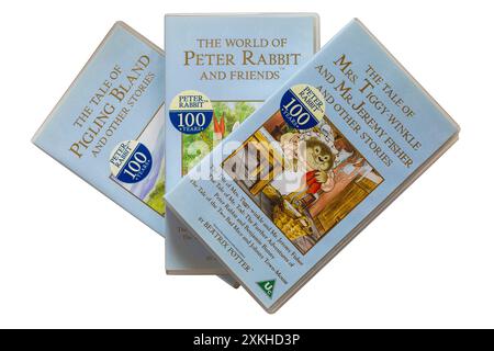 VHS-Videokassetten von Beatrix Potter mit der Geschichte von Mrs. Tiggy Winkle und Mr. Jeremy Fisher und anderen Geschichten oben isoliert auf weiß Stockfoto