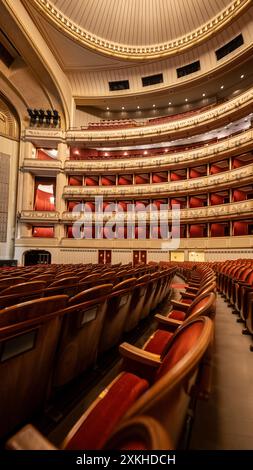 Innenraum des Auditoriums der Wiener Staatsoper Stockfoto