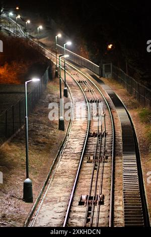 Eisenbahngleise der Petrin-Standseilbahn, die den Stadtteil Mala Strana mit dem Gipfel des Petrin-Hügels in Prag, der Hauptstadt der Tschechischen Republik, verbindet Stockfoto