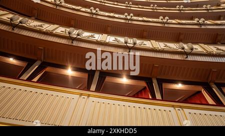 Innenraum des Auditoriums der Wiener Staatsoper Stockfoto