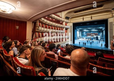 Wien, Österreich - 7. 3. 2024: Innenraum des Auditoriums der Wiener Staatsoper Stockfoto