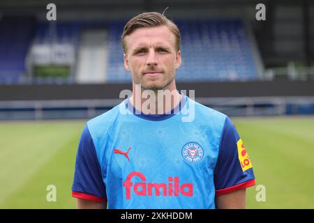 Kiel, Deutschland. Juli 2024. firo : 22.07.2024, Fußball, Fußball: 1.Bundesliga: Saison 2024/2025 Fotosession Holstein Kiel Carl Johansson, Portrait, Holstein Credit: dpa/Alamy Live News Stockfoto