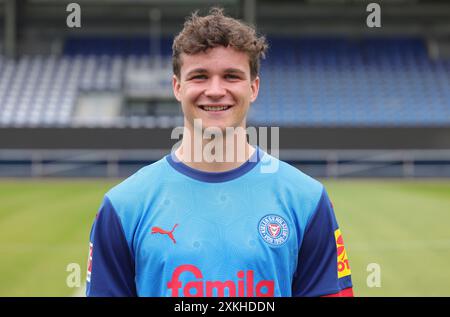 Kiel, Deutschland. Juli 2024. firo : 22.07.2024, Fußball, Fußball: 1.Bundesliga: Saison 2024/2025 Fotosession Holstein Kiel Max Geschwill Portrait, Holstein Credit: dpa/Alamy Live News Stockfoto