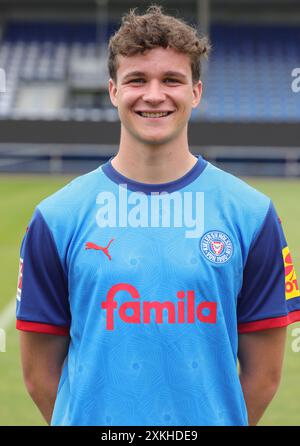 Kiel, Deutschland. Juli 2024. firo : 22.07.2024, Fußball, Fußball: 1.Bundesliga: Saison 2024/2025 Fotosession Holstein Kiel Max Geschwill Portrait, Holstein Credit: dpa/Alamy Live News Stockfoto