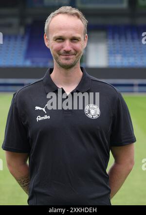 Kiel, Deutschland. Juli 2024. firo : 22.07.2024, Fußball, Fußball: 1.Bundesliga: Saison 2024/2025 Fotosession Holstein Kiel Tim Pflugler Portrait, Holstein Credit: dpa/Alamy Live News Stockfoto