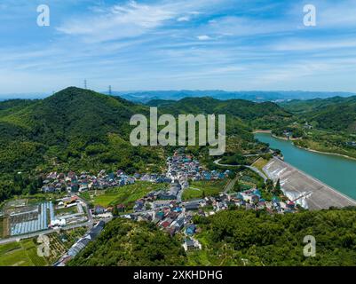 Ningbo, chinesische Provinz Zhejiang. Juli 2024. Ein Drohnenfoto zeigt das Dorf Maoli in der Stadt Cicheng in Ningbo in der ostchinesischen Provinz Zhejiang, 23. Juli 2024. Frank Sterzer aus Deutschland betreibt ein Café namens „Bamboo Coffee“ in Maoli Village, Ningbo. Er wählte diesen Ort wegen seiner wunderschönen Landschaft, des bequemen Verkehrs und der guten Infrastruktur. Quelle: Jiang Han/Xinhua/Alamy Live News Stockfoto