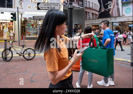 Hongkong, China. Juli 2024. Ein Käufer hält eine Tasche der deutschen Kosmetikmarke La Mer in Hongkong. (Foto: Budrul Chukrut/SOPA Images/SIPA USA) Credit: SIPA USA/Alamy Live News Stockfoto