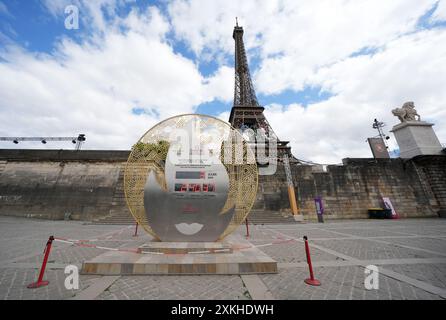 Die Paris 2024 Countdown-Uhr in der Nähe des Eiffelturms in Paris. Die Eröffnungszeremonie der Olympischen Spiele 2024 in Paris findet am Freitag, den 26. Juli, an der seine statt. Bilddatum: Dienstag, 23. Juli 2024. Stockfoto