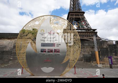 Die Paris 2024 Countdown-Uhr in der Nähe des Eiffelturms in Paris. Die Eröffnungszeremonie der Olympischen Spiele 2024 in Paris findet am Freitag, den 26. Juli, an der seine statt. Bilddatum: Dienstag, 23. Juli 2024. Stockfoto