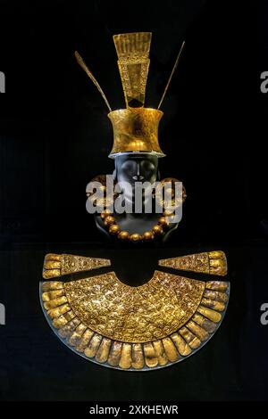 Chimu Bestattungsbekleidung in Gold aus Chan Chan Chan Schlammziegelstadt, Lima, Peru. Stockfoto