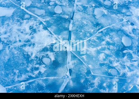 Zerrissener gefrorener See mit schneebedecktem Winter. Natürlicher blauer Eishintergrund Stockfoto